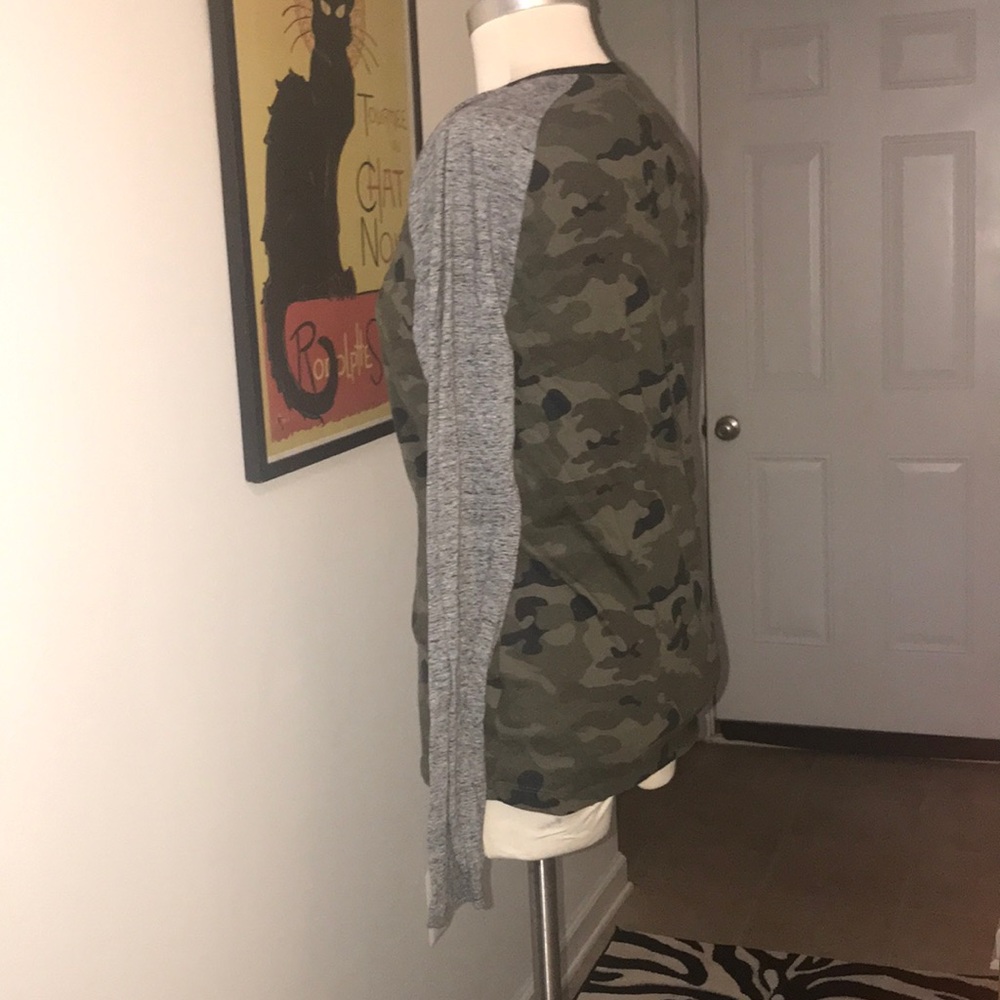 Old Navy Camo and Gray Basball Tee Size S ๐ - Picture 5 of 6